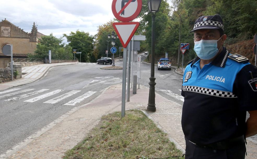 El intendente jefe de la Policía Local de Segovia, Julio Rodríguez, en la rotonda de IE Universidad. 