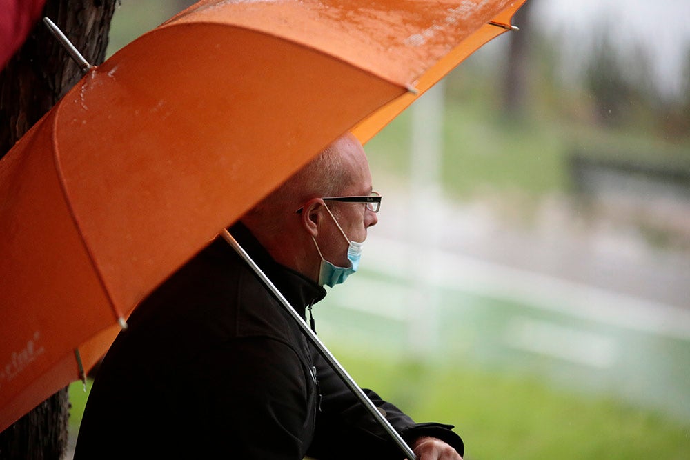 El salmantino Javier Risco se impuso en la distancia olímpica junto a Ana Caleya en una prueba marcada por la lluvia en las primeras horas de la cita deportiva