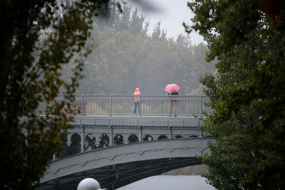 El salmantino Javier Risco se impuso en la distancia olímpica junto a Ana Caleya en una prueba marcada por la lluvia en las primeras horas de la cita deportiva