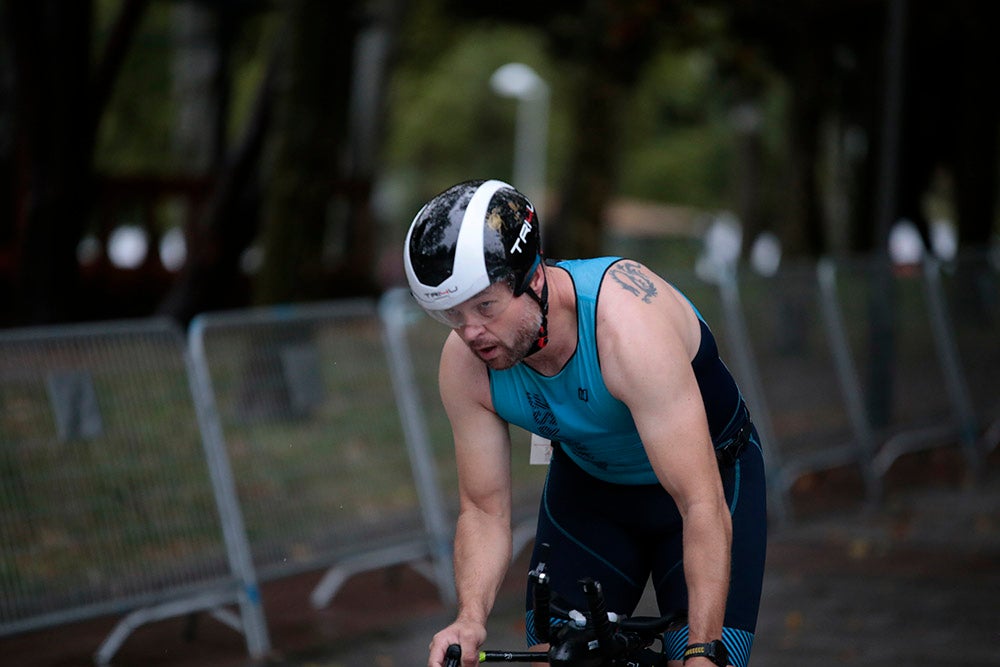 El salmantino Javier Risco se impuso en la distancia olímpica junto a Ana Caleya en una prueba marcada por la lluvia en las primeras horas de la cita deportiva