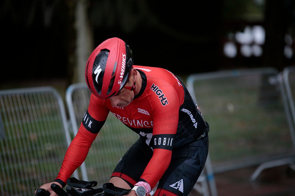El salmantino Javier Risco se impuso en la distancia olímpica junto a Ana Caleya en una prueba marcada por la lluvia en las primeras horas de la cita deportiva