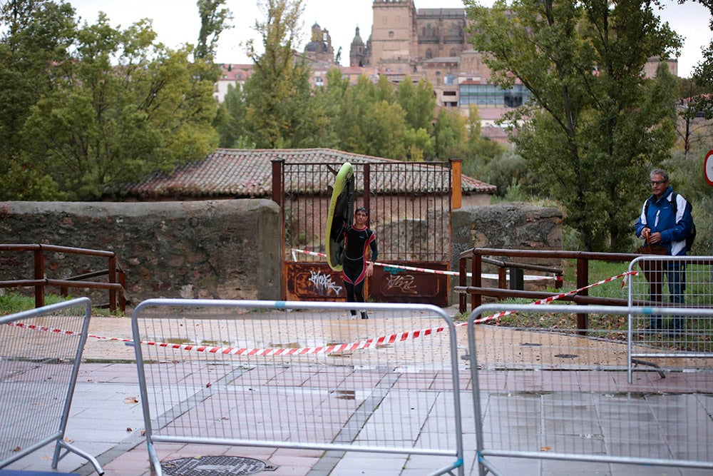 El salmantino Javier Risco se impuso en la distancia olímpica junto a Ana Caleya en una prueba marcada por la lluvia en las primeras horas de la cita deportiva