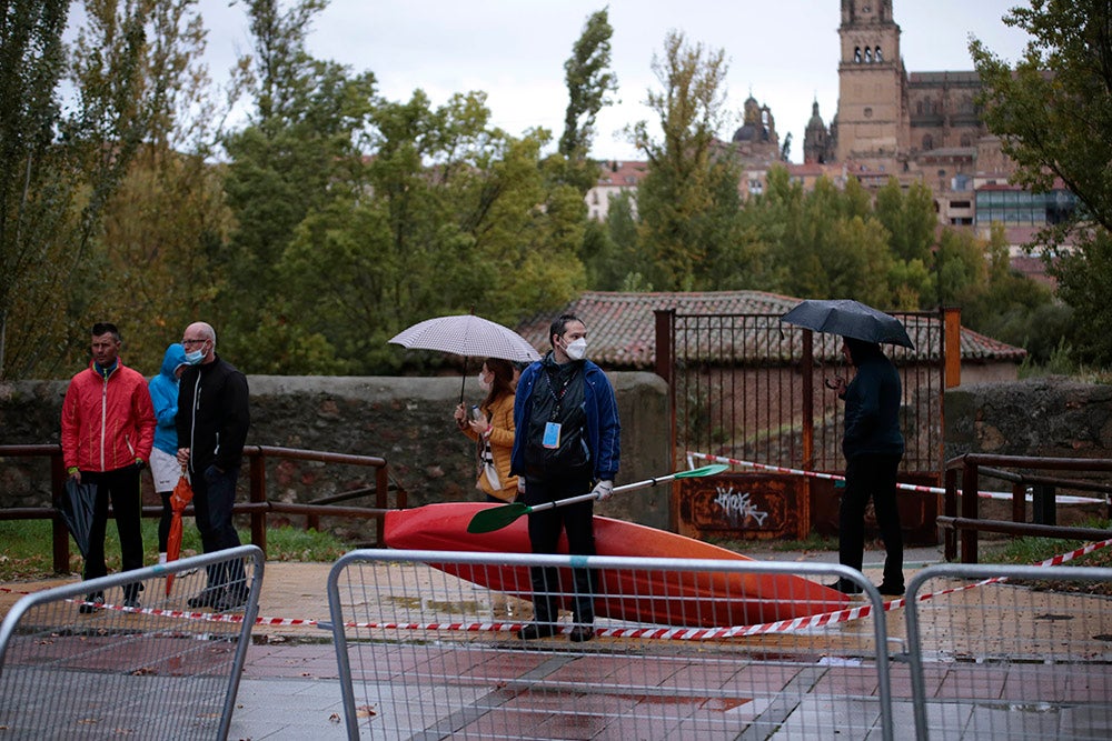 El salmantino Javier Risco se impuso en la distancia olímpica junto a Ana Caleya en una prueba marcada por la lluvia en las primeras horas de la cita deportiva