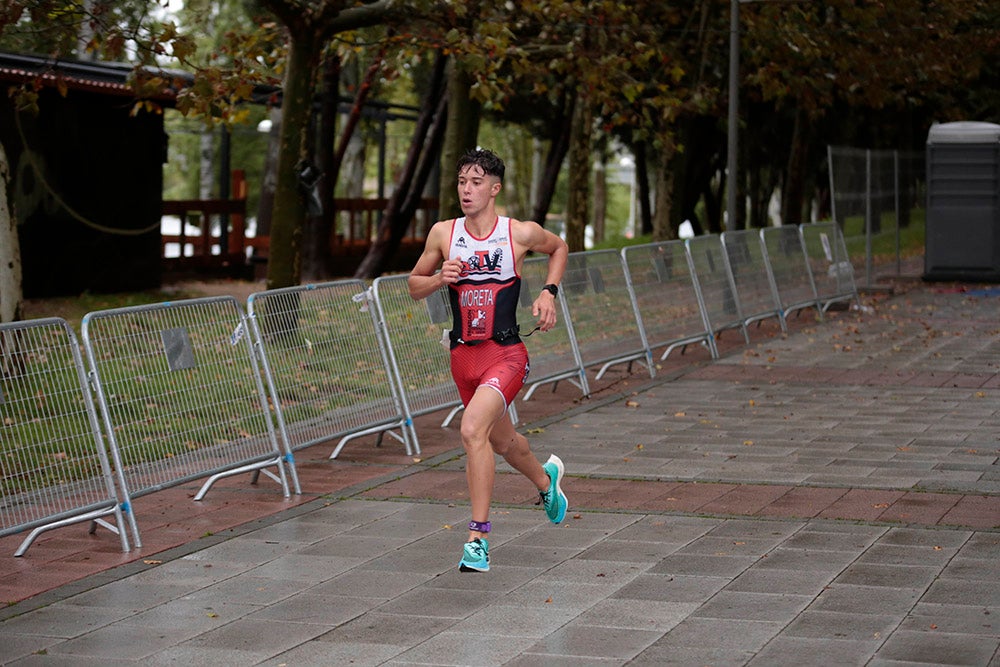 El salmantino Javier Risco se impuso en la distancia olímpica junto a Ana Caleya en una prueba marcada por la lluvia en las primeras horas de la cita deportiva