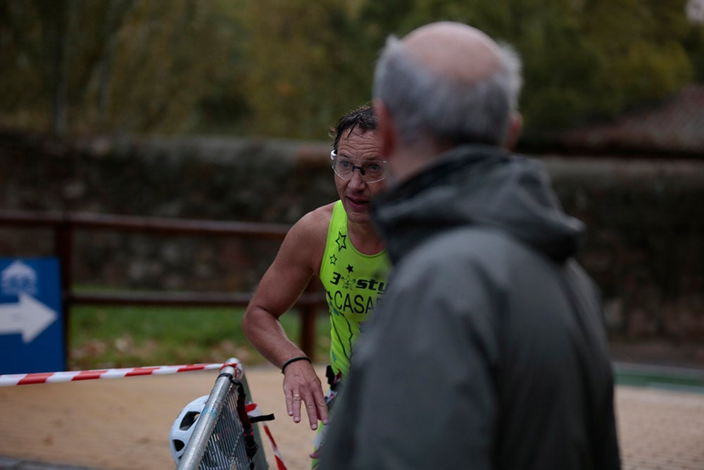 El salmantino Javier Risco se impuso en la distancia olímpica junto a Ana Caleya en una prueba marcada por la lluvia en las primeras horas de la cita deportiva