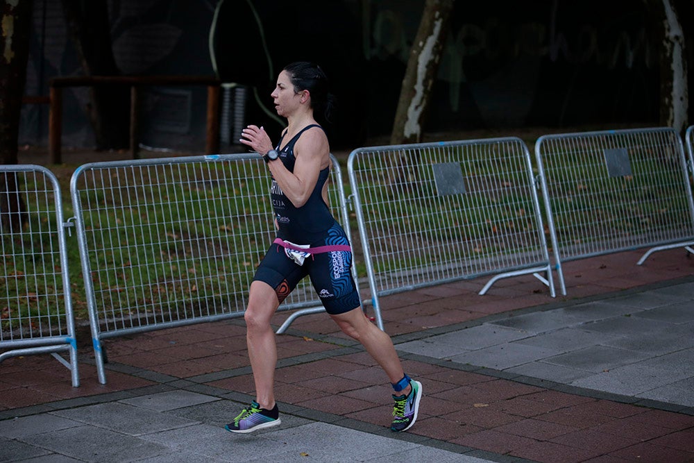 El salmantino Javier Risco se impuso en la distancia olímpica junto a Ana Caleya en una prueba marcada por la lluvia en las primeras horas de la cita deportiva