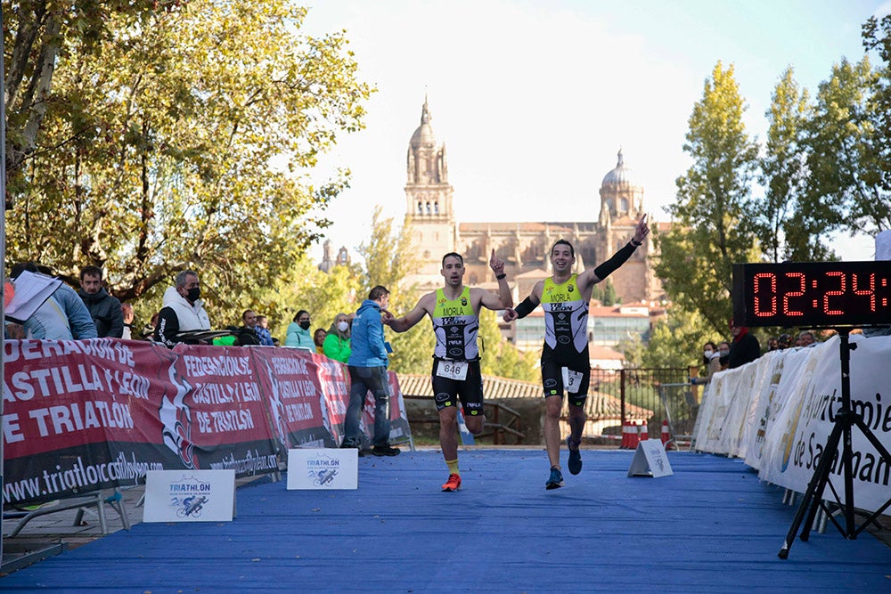 El salmantino Javier Risco se impuso en la distancia olímpica junto a Ana Caleya en una prueba marcada por la lluvia en las primeras horas de la cita deportiva