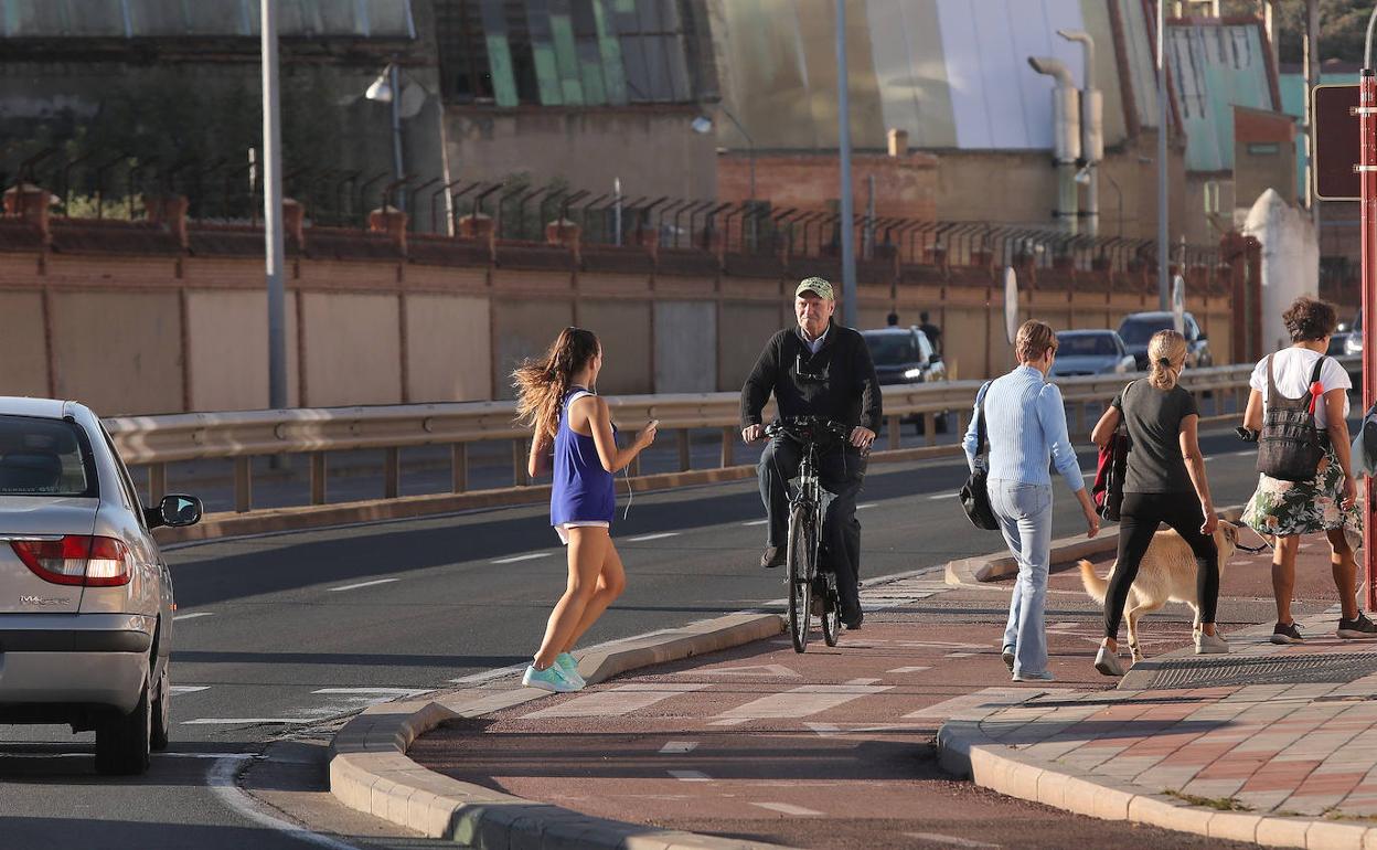 Felipe Calleja, con su bici, por el carril bici.