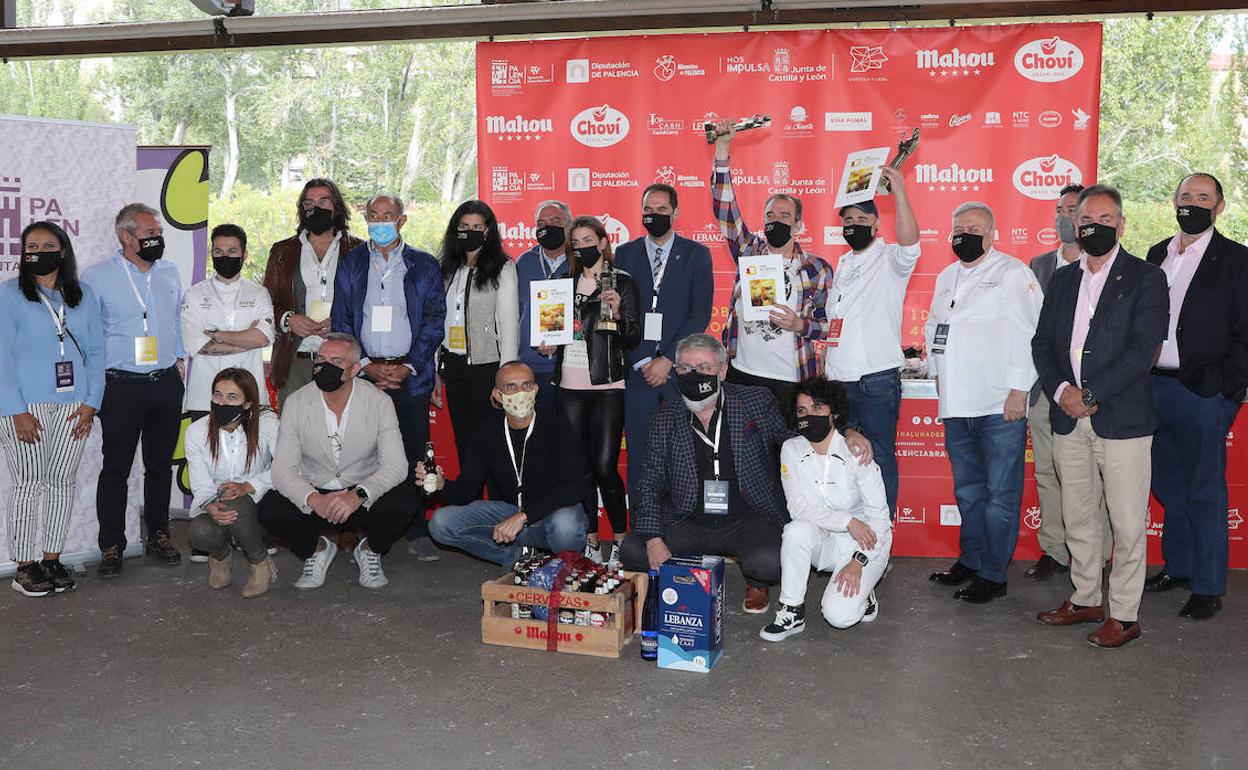 Los ganadores del concurso festejan su galardón alazando los brazos en la foto de familia, este lunes en el hotel Rey Sancho. 