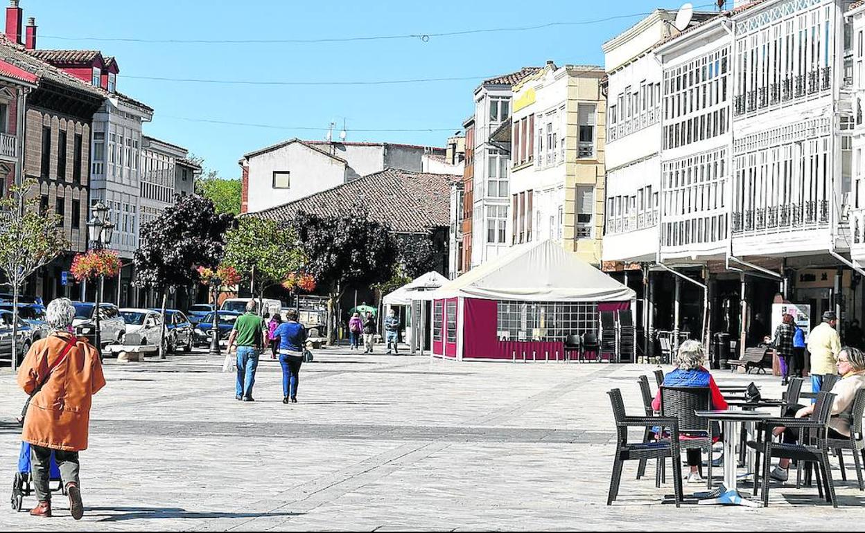 La plaza de España de Aguilar de Campoo, con el movimiento de los vecinos, esta mañana. 