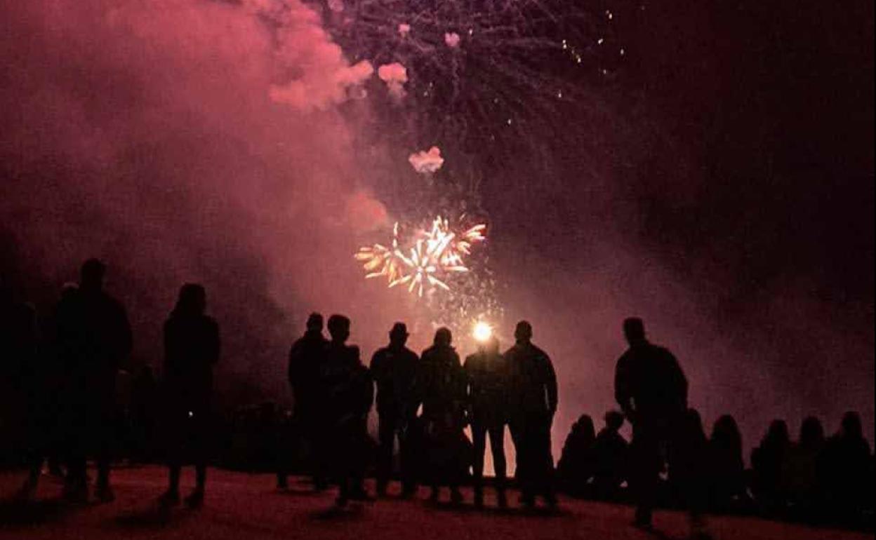 Fuegos artificiales con los que concluyeron las fiestas en honor a San Miguel y San Jerónimo.