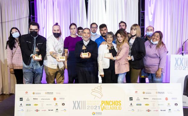 Todos los ganadores con sus premios en la Terraza del Museo de la Ciencia. 