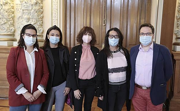 Judith Fernández, gerente de la Ruta del Vino de Toro; Sara García, de la Ruta del Vino Ribera del Duero; Cristina Solís, de la Ruta del Vino de Rueda; e Inés Salas y Miguel Ángel García, presidenta y gerente de la Ruta del Vino Cigales, respectivamente. 