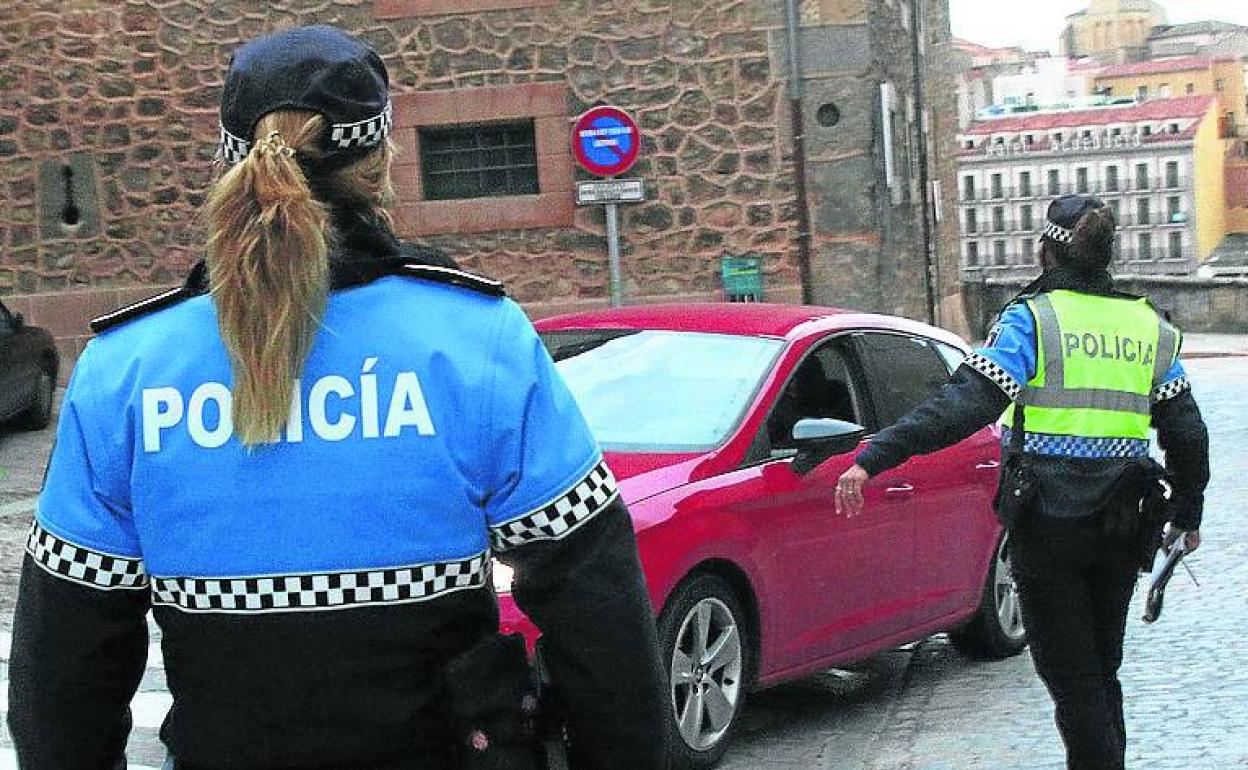 Agentes de la Policía Local de Segovia regulan el tráfico en una calle de la ciudad. 