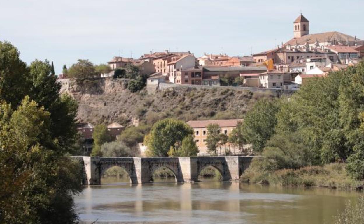 Vista de Simancas, con el puente en primer término. 