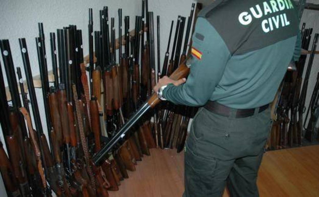 Muestrario de rifles y escopetas intervenidas en la Guardia Civil. 