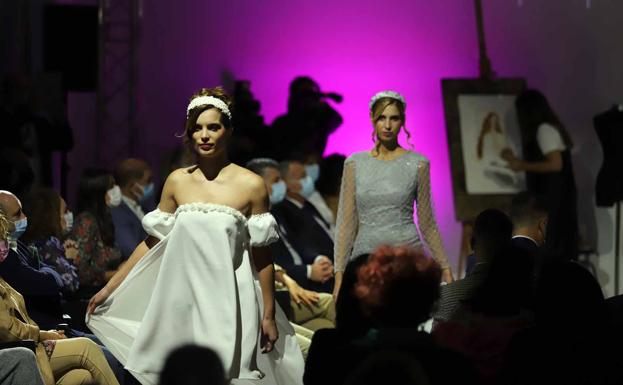 Dos modelos, en la pasarela de moda de Castilla y León.