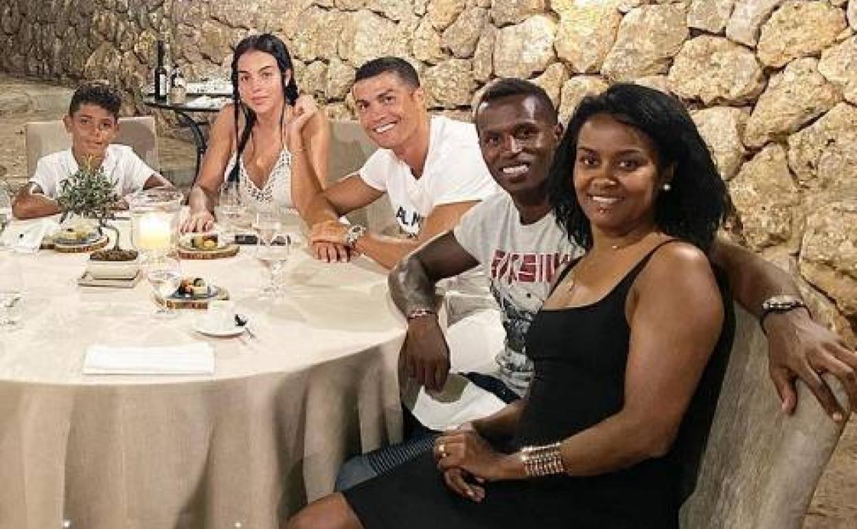 Soraia, junto a su marido, José Semedo, y la familia de Cristiano Ronaldo.