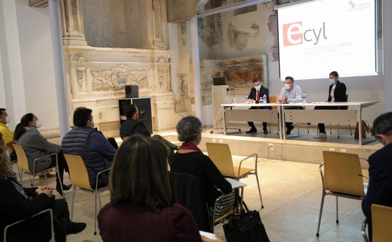 El gerente del Servicio Público de Empleo de Castilla y León, José Antonio Bartolomé, se reúne con las entidades locales y entidades sin ánimo lucro beneficiarias del nuevo Programa Mixto de Formación y Empleo.