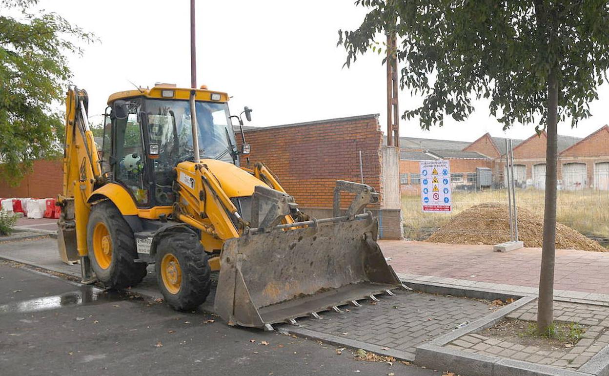 Obras en el Polígono de Argales, en la calle Daniel del Olmo.