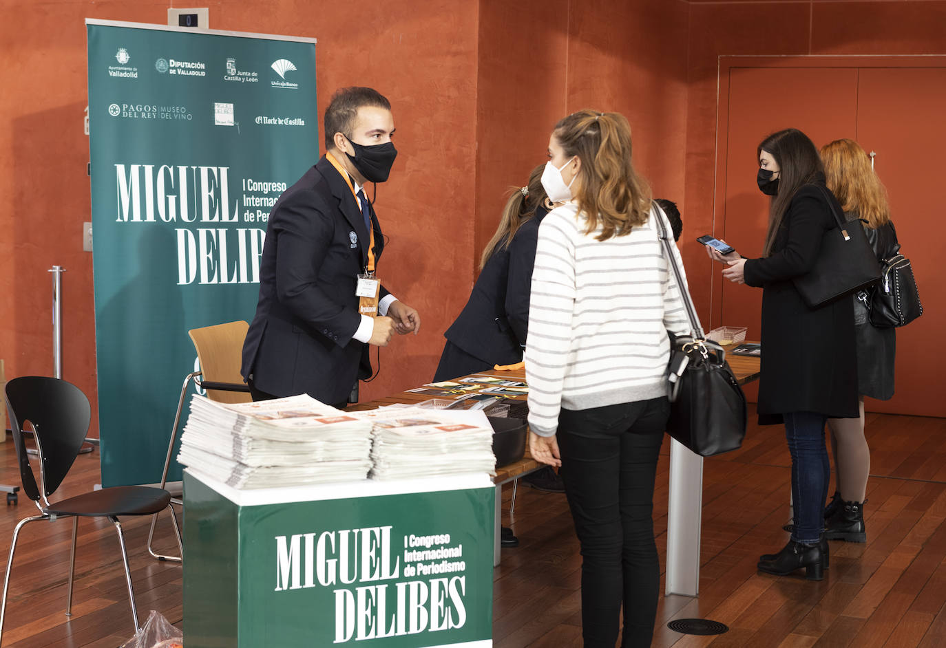 Jóvenes estudiantes de Periodismo, a su llegada al Centro Cultural Miguel Delibes. 