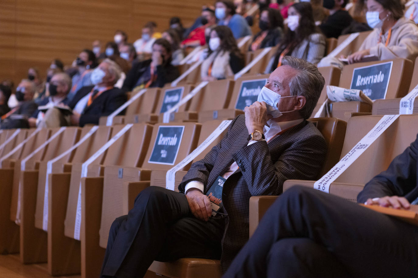 Iñaki Gabilondo escucha, desde el auditorio, las intervenciones primeras. 