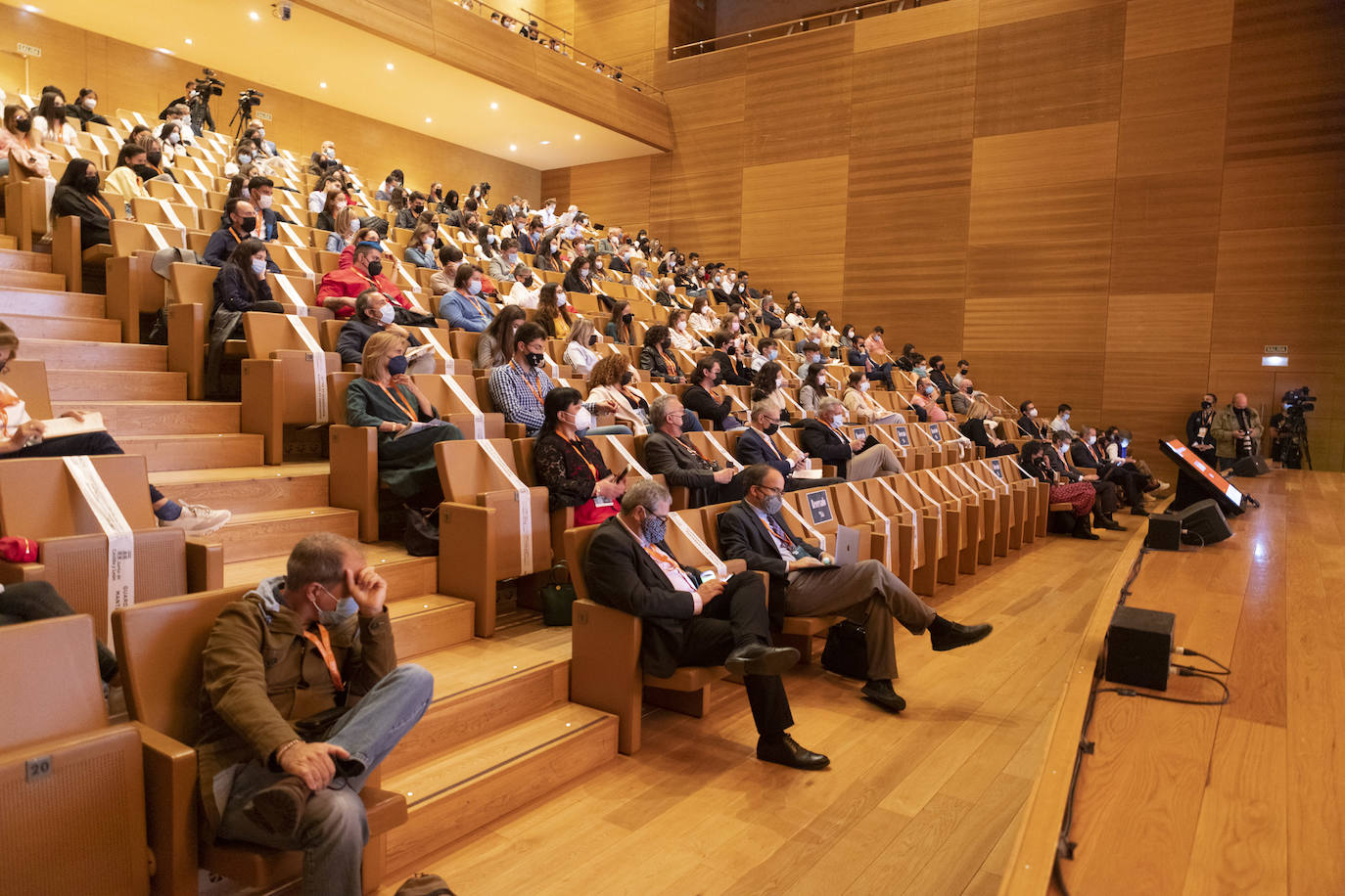 El auditorio, con las obligatorias medidas de seguridad. 