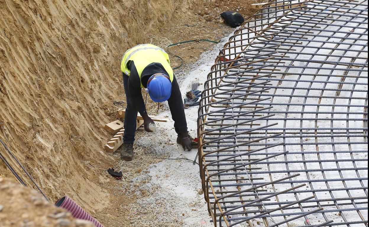 Construcción de un parque eólico en la comunidad. 