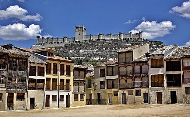 Imagen principal - Plaza del Coso de Peñafiel y sala de catas de Bodegas Belvety Wines de Pesquera de Duero.