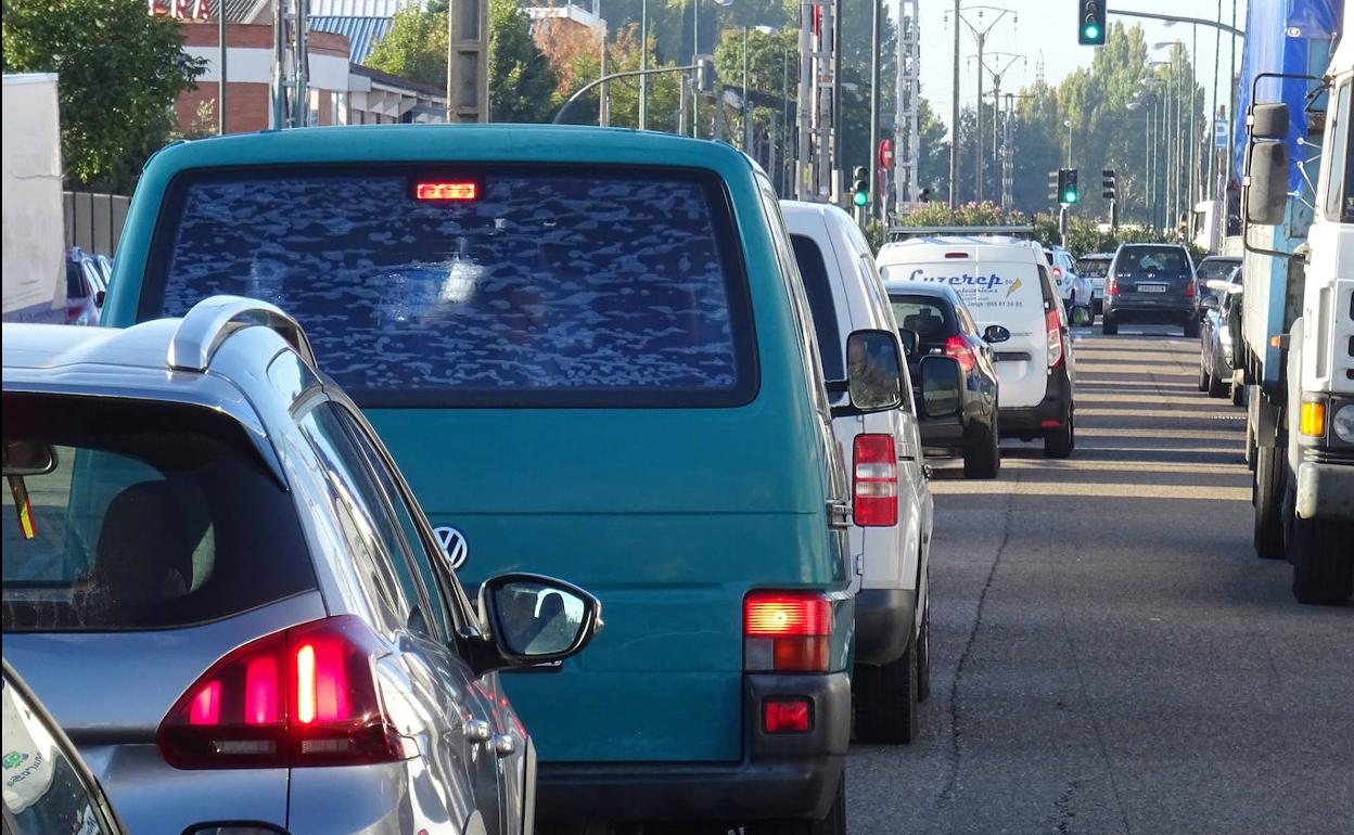 Congestión del tráfico en el Polígono Argales por las obras en una de las entradas al barrio de Las Delicias.