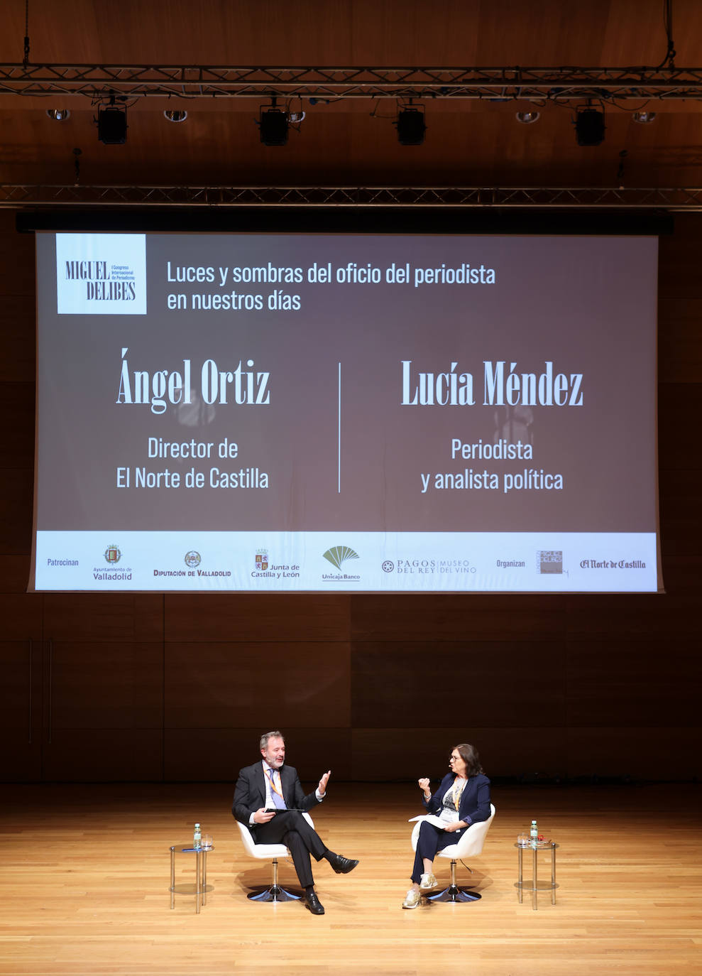 Luces y sombras del oficio de periodista ha sido el asunto que analizado por Ángel Ortiz y Lucía Méndez. 