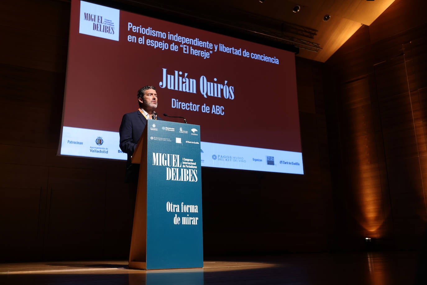 Quirós, en un momento de su intervención desde el escenario. 