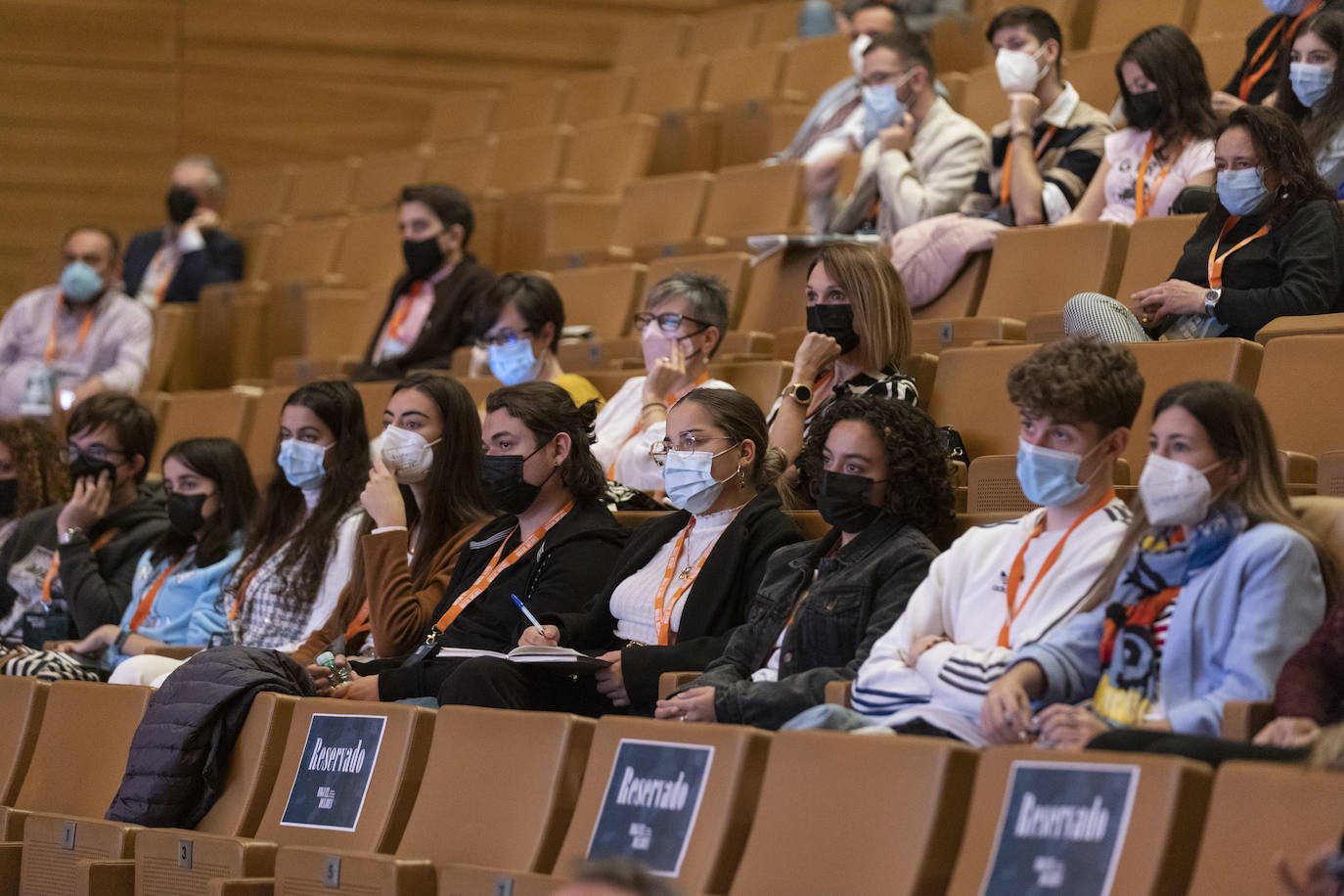 Los jóvenes asisten, atentos, a las intervenciones de los ponentes. 