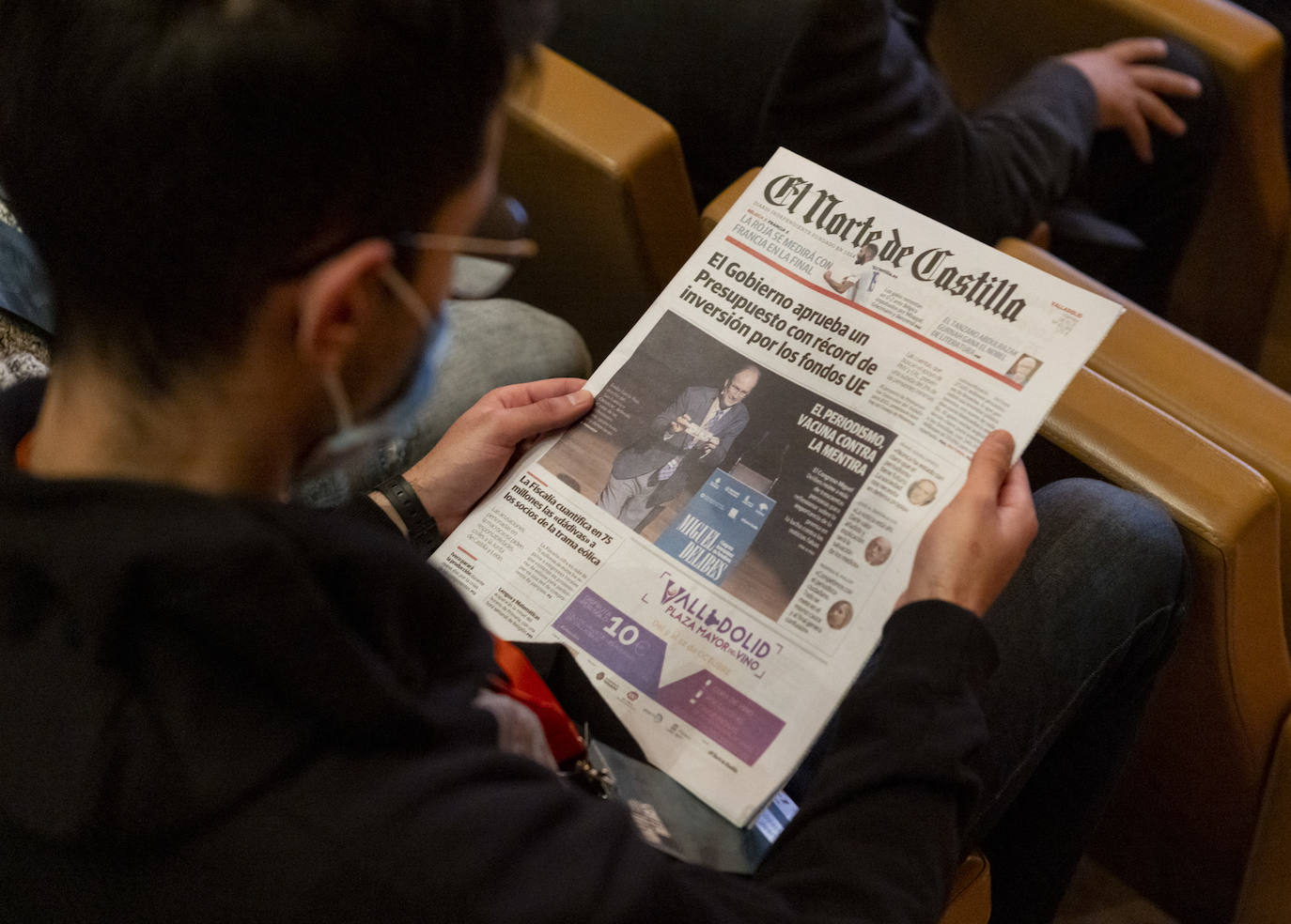 Un estudiante lee la portada de El Norte de Castilla. 