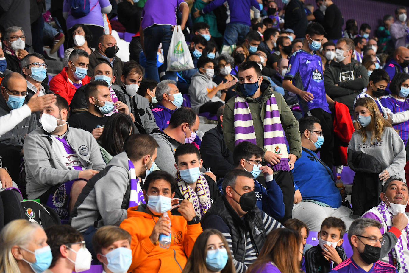 Aficionados vallisoletanos en el Zorrilla durante el encuentro contra el Málaga. 