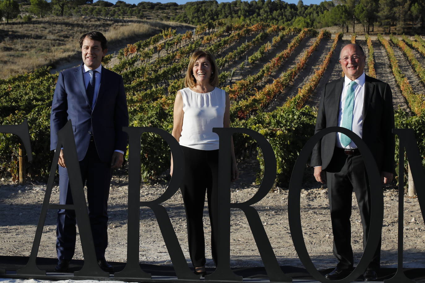 Acompañantes y miembros de Matarromera en la inauguración de las nuevas instalaciones. 