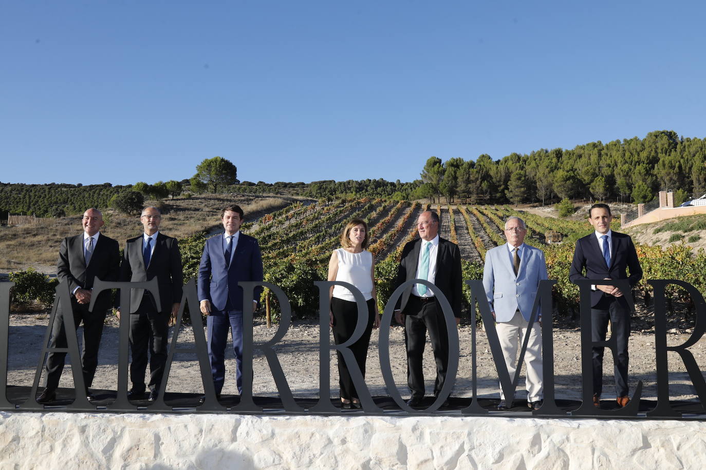 Acompañantes y miembros de Matarromera en la inauguración de las nuevas instalaciones. 