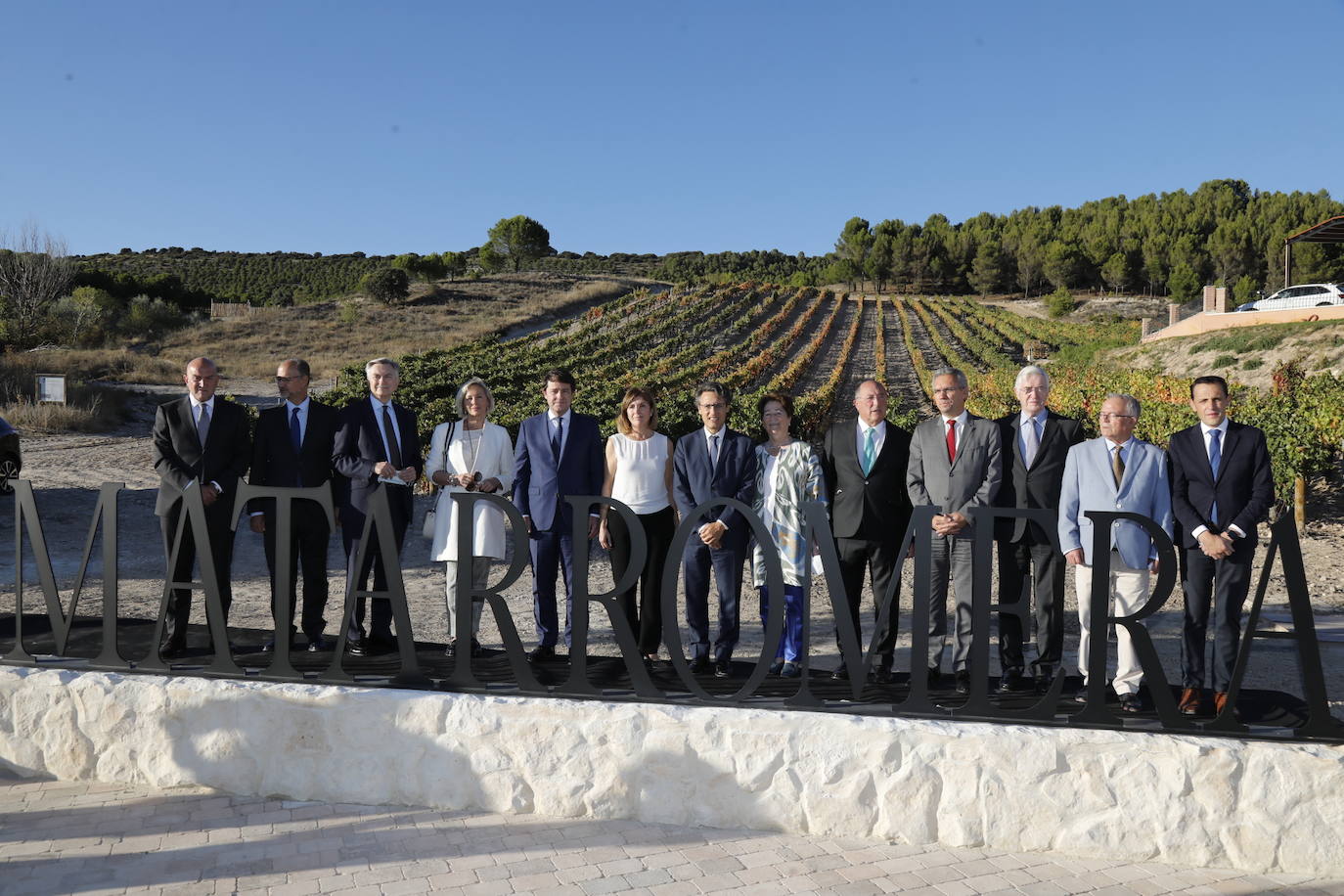 Acompañantes y miembros de Matarromera en la inauguración de las nuevas instalaciones. 