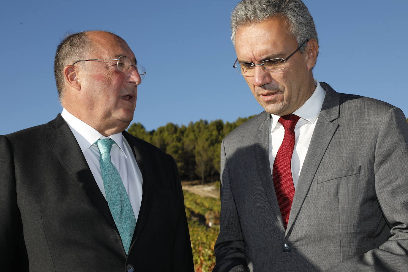 Acompañantes y miembros de Matarromera en la inauguración de las nuevas instalaciones. 