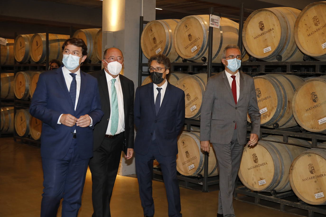 Acompañantes y miembros de Matarromera en la inauguración de las nuevas instalaciones. 