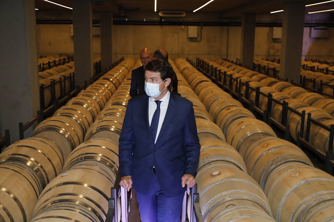 Acompañantes y miembros de Matarromera en la inauguración de las nuevas instalaciones. 