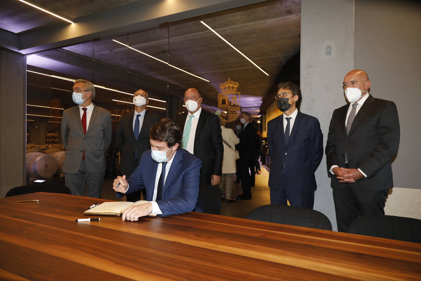 Acompañantes y miembros de Matarromera en la inauguración de las nuevas instalaciones. 