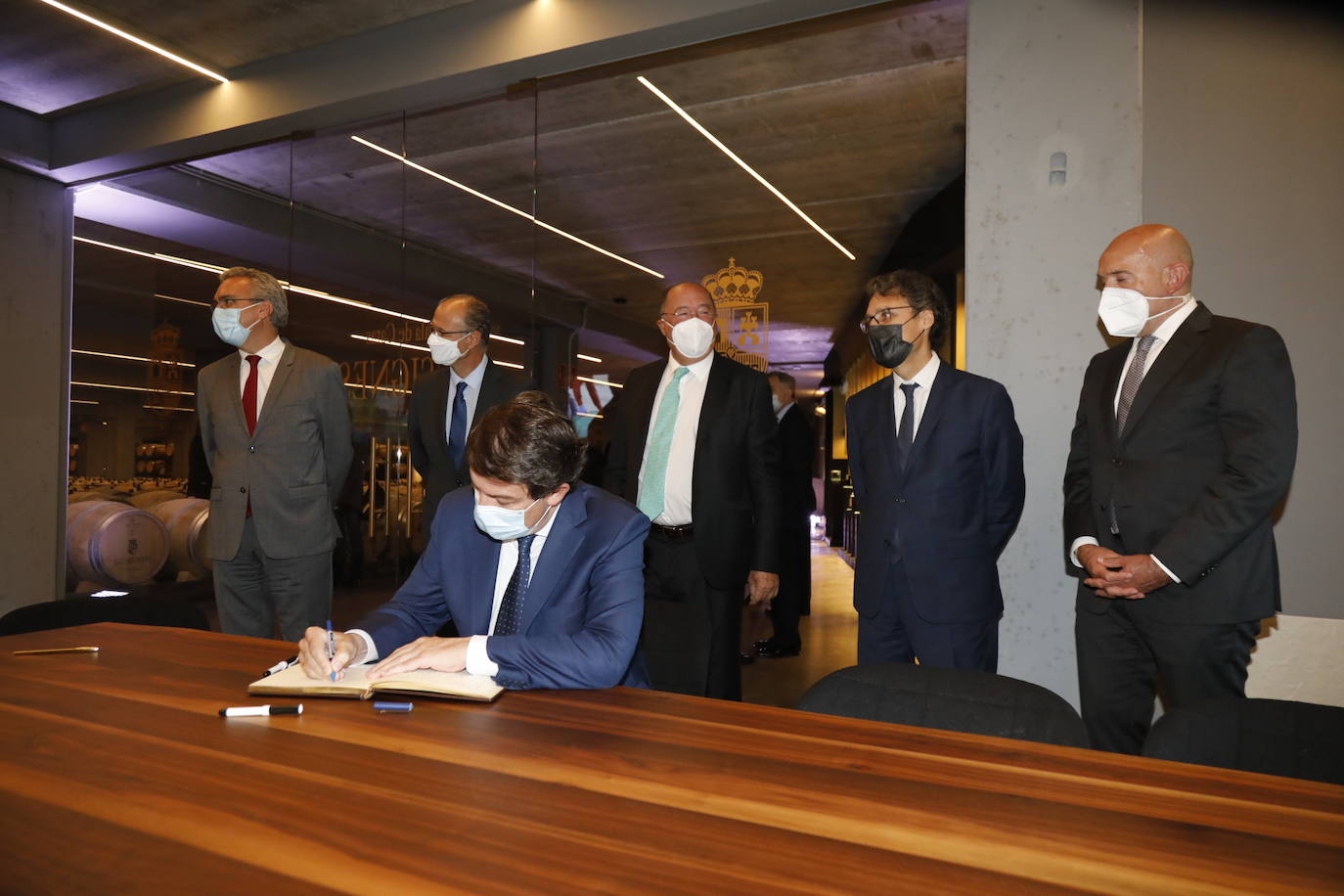 Acompañantes y miembros de Matarromera en la inauguración de las nuevas instalaciones. 