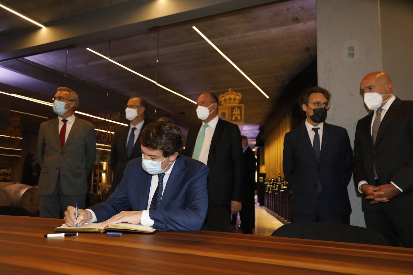 Acompañantes y miembros de Matarromera en la inauguración de las nuevas instalaciones. 