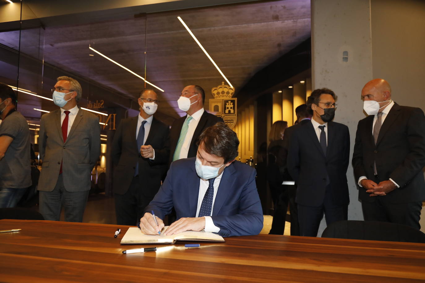 Acompañantes y miembros de Matarromera en la inauguración de las nuevas instalaciones. 