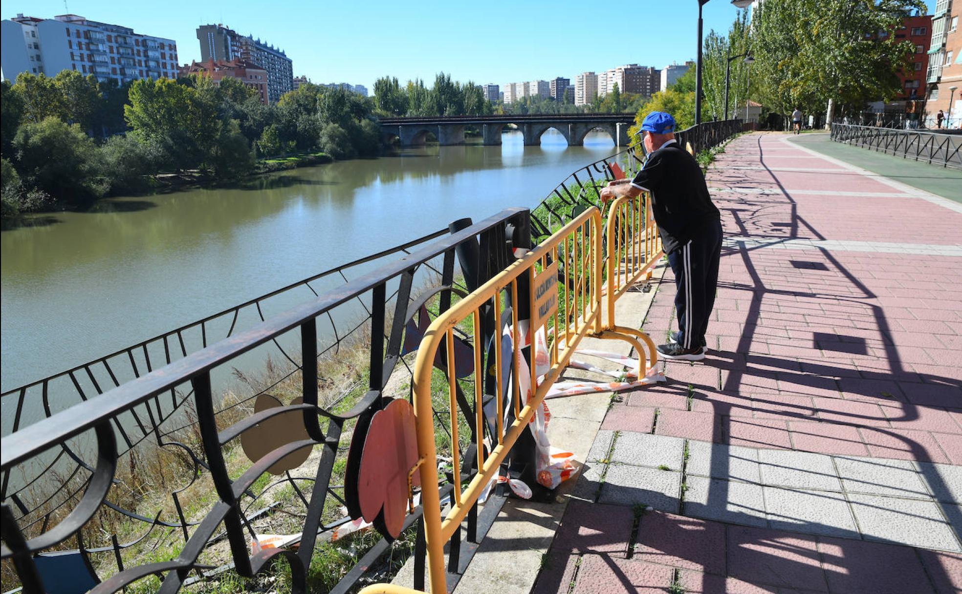 Vallado que destrozó el coche en agosto, aún sin reparar. 