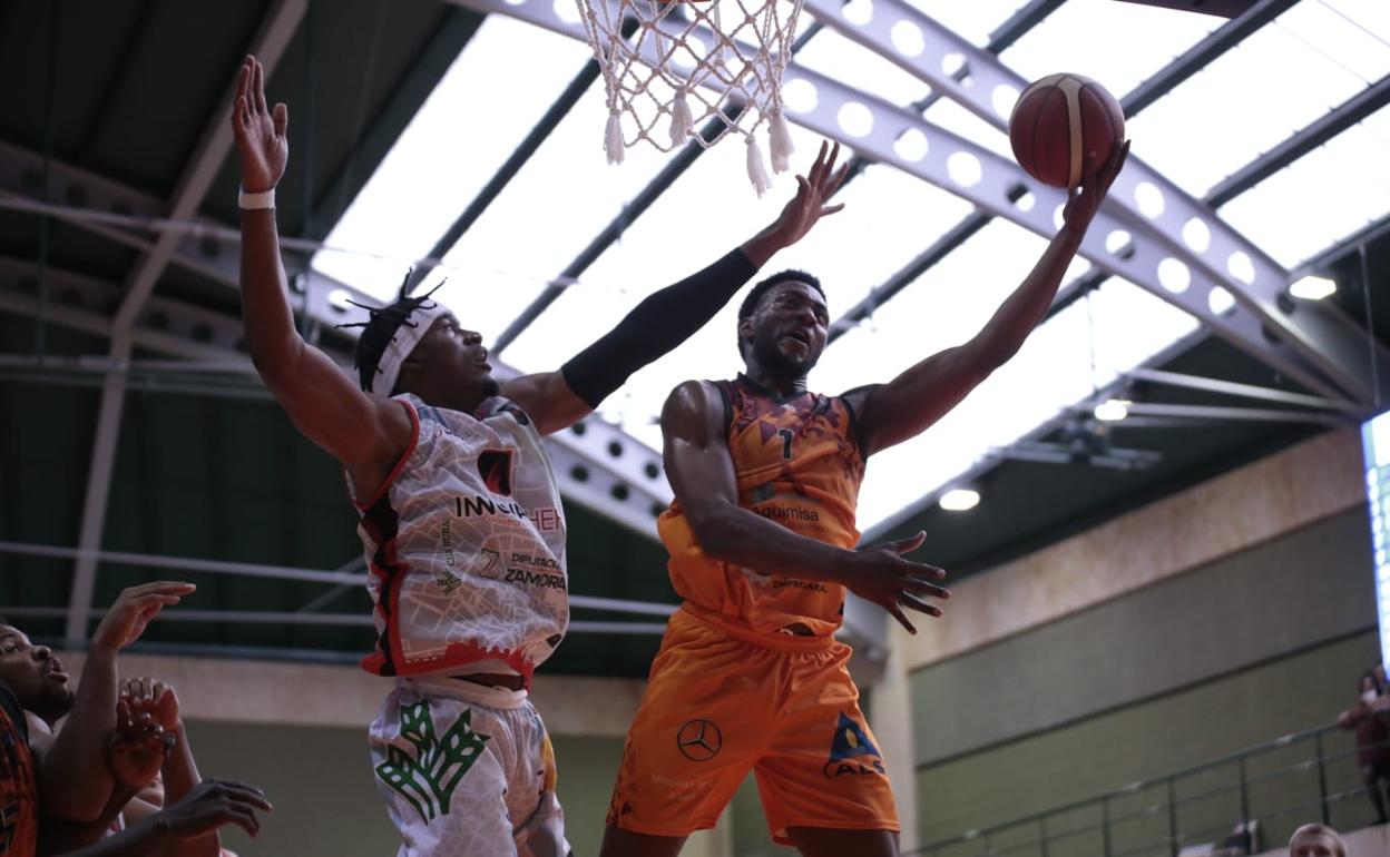 Duro correctivo para el Aquimisa Carbajosa en el debut liguero ante el Zamora Enamora (60-85)