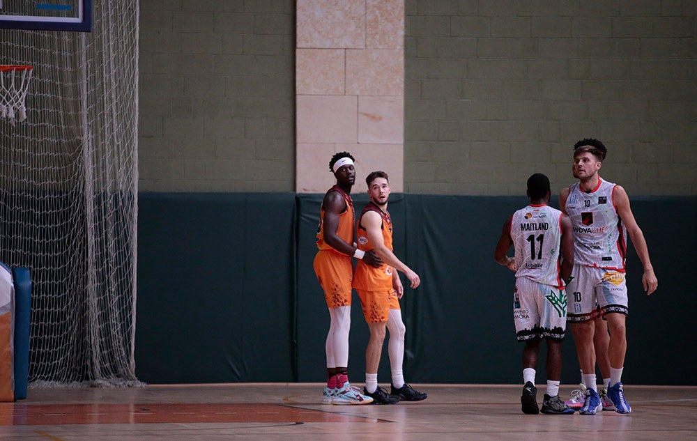 Duro correctivo para el Aquimisa Carbajosa en el debut liguero ante el Zamora Enamora (60-85)