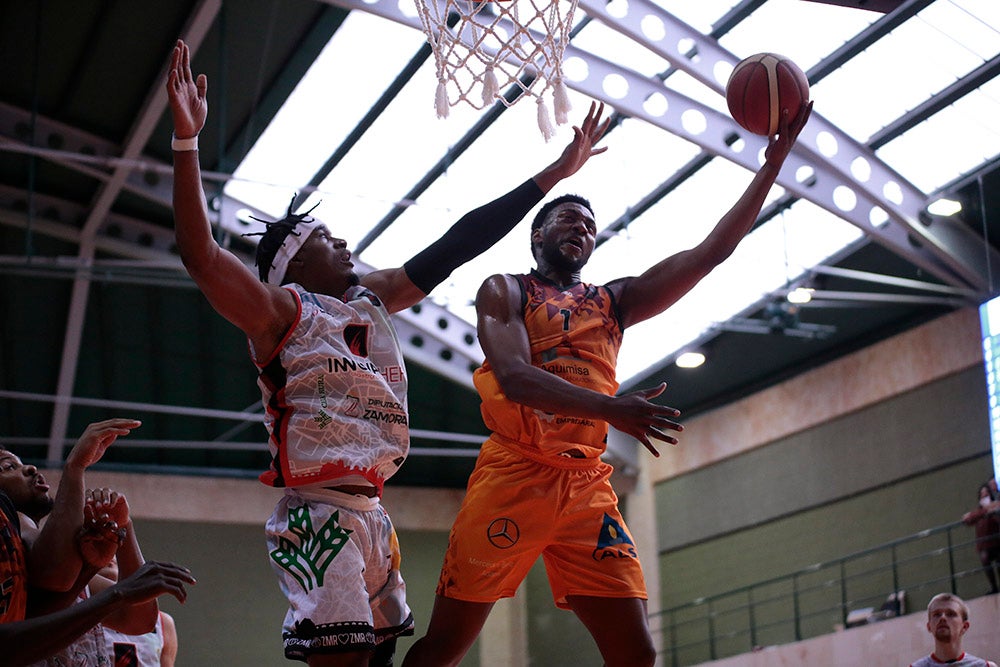 Duro correctivo para el Aquimisa Carbajosa en el debut liguero ante el Zamora Enamora (60-85)