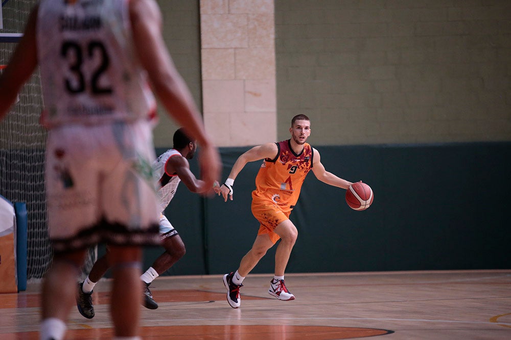 Duro correctivo para el Aquimisa Carbajosa en el debut liguero ante el Zamora Enamora (60-85)
